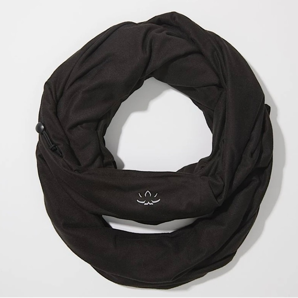 Beyond Yoga Pocket Infinity Scarf. NWT